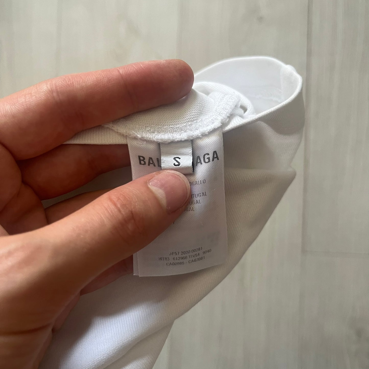 Balenciaga white copyright tee from the Autumn/Winter 2020 collection, crafted in Portugal from premium cotton. Featuring the house’s minimalist design, it’s finished with simple black “Balenciaga” text and a copyright logo on the chest. A clean and high-quality essential.