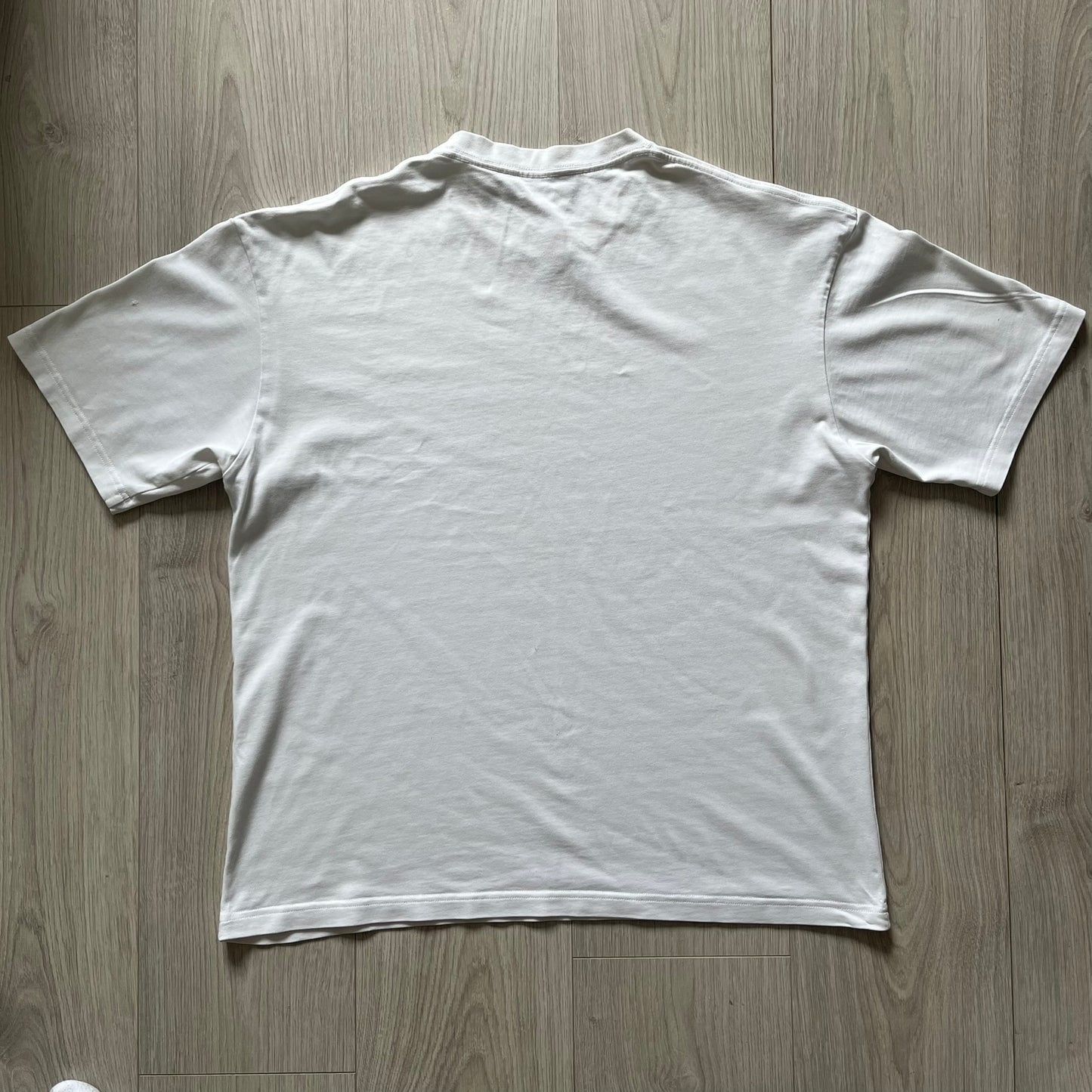 Balenciaga white copyright tee from the Autumn/Winter 2020 collection, crafted in Portugal from premium cotton. Featuring the house’s minimalist design, it’s finished with simple black “Balenciaga” text and a copyright logo on the chest. A clean and high-quality essential.