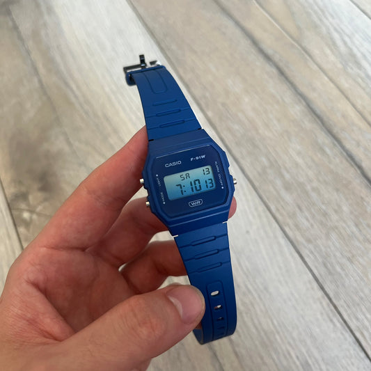 Custom Casio F-91W Dark blue digital watch featuring a Gradient blue filter screen. Slim 8.5 mm profile, lightweight 21 g build and flexible resin band ensure lasting comfort. Includes alarm, stopwatch, and microlight function for everyday functionality.