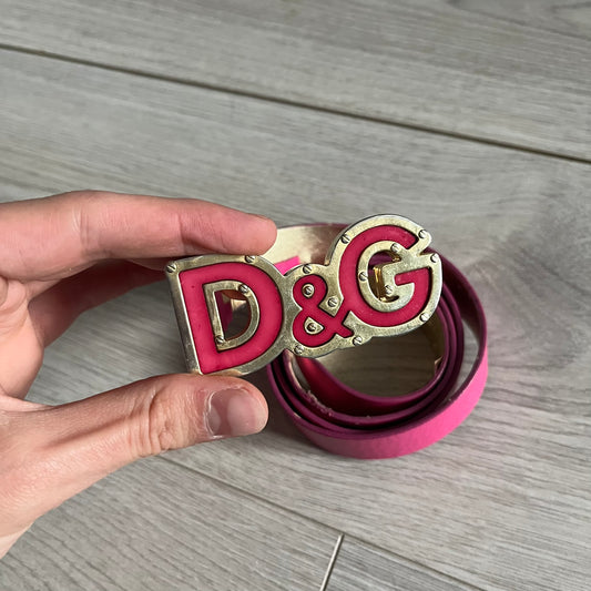 This Dolce & Gabbana Belt combines a slim pink design with a statement D&G buckle framed in gold and accented by visible screws. The inner side of the belt features a gold finish, highlighting the brand’s attention to material contrast. A classic Italian accessory crafted with detailed hardware.
