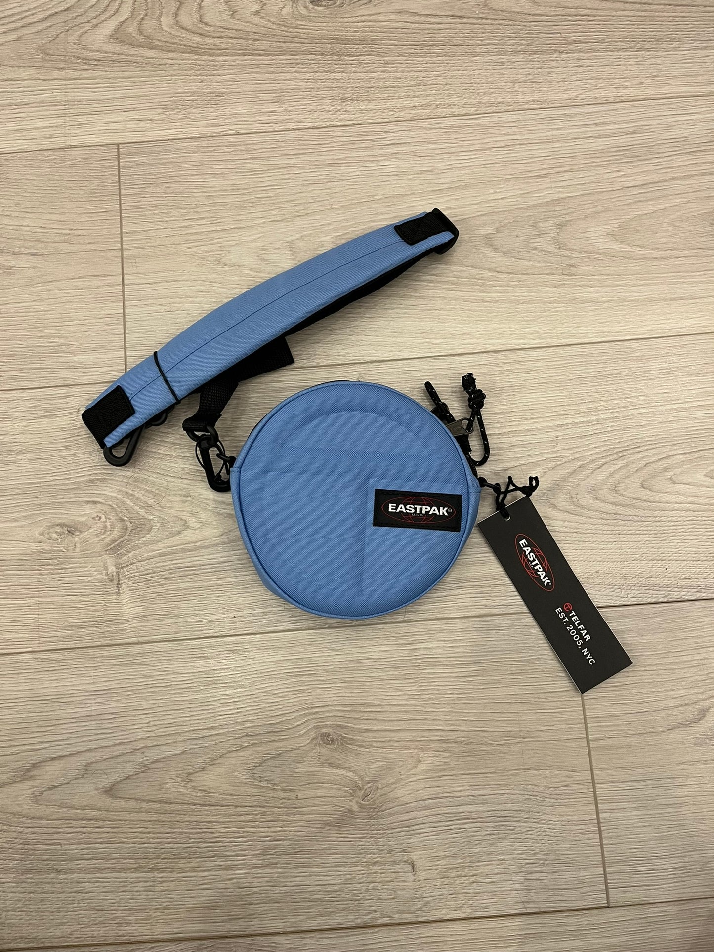 eastpak circle shoulder bag