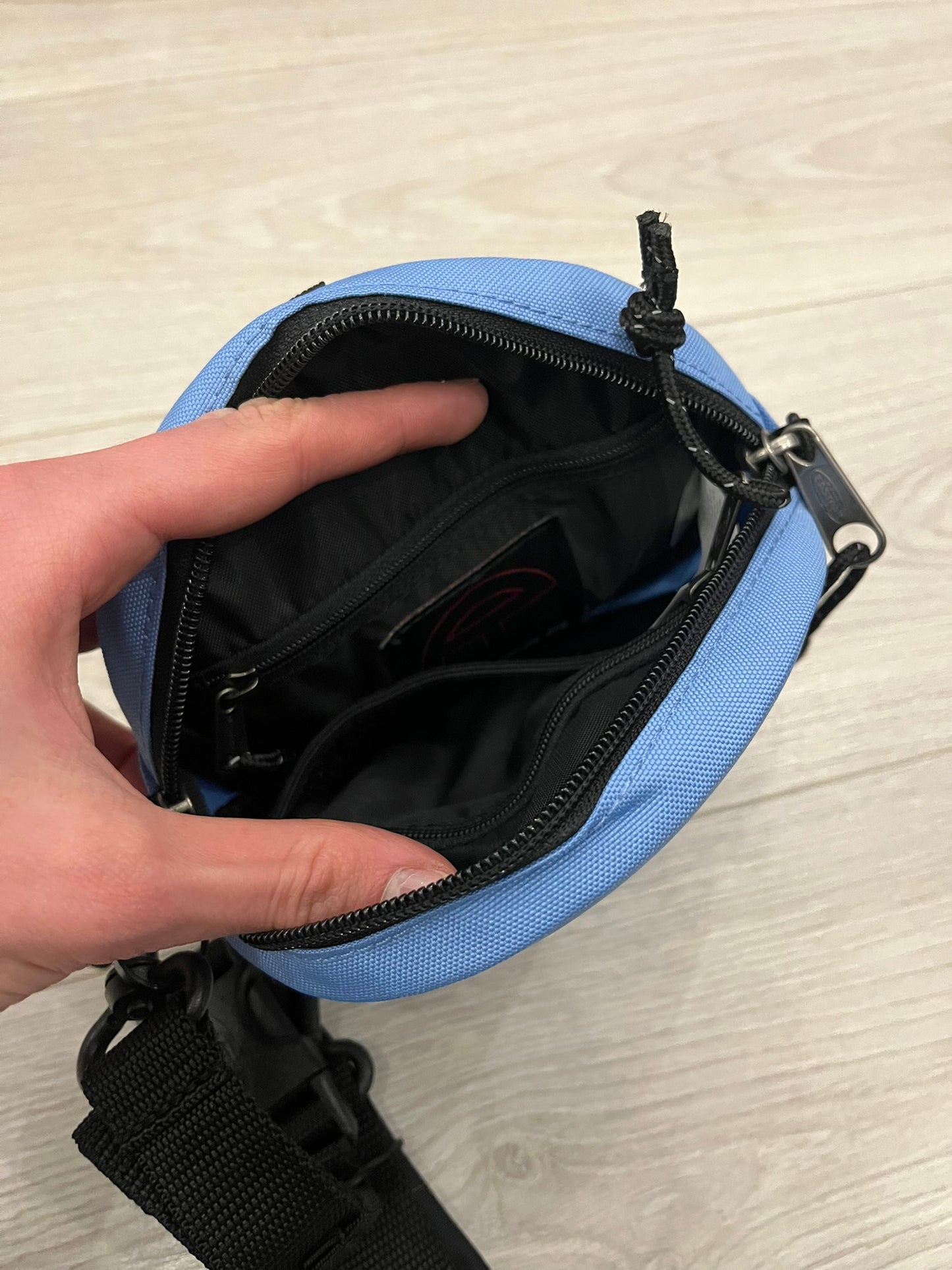 eastpak circle shoulder bag