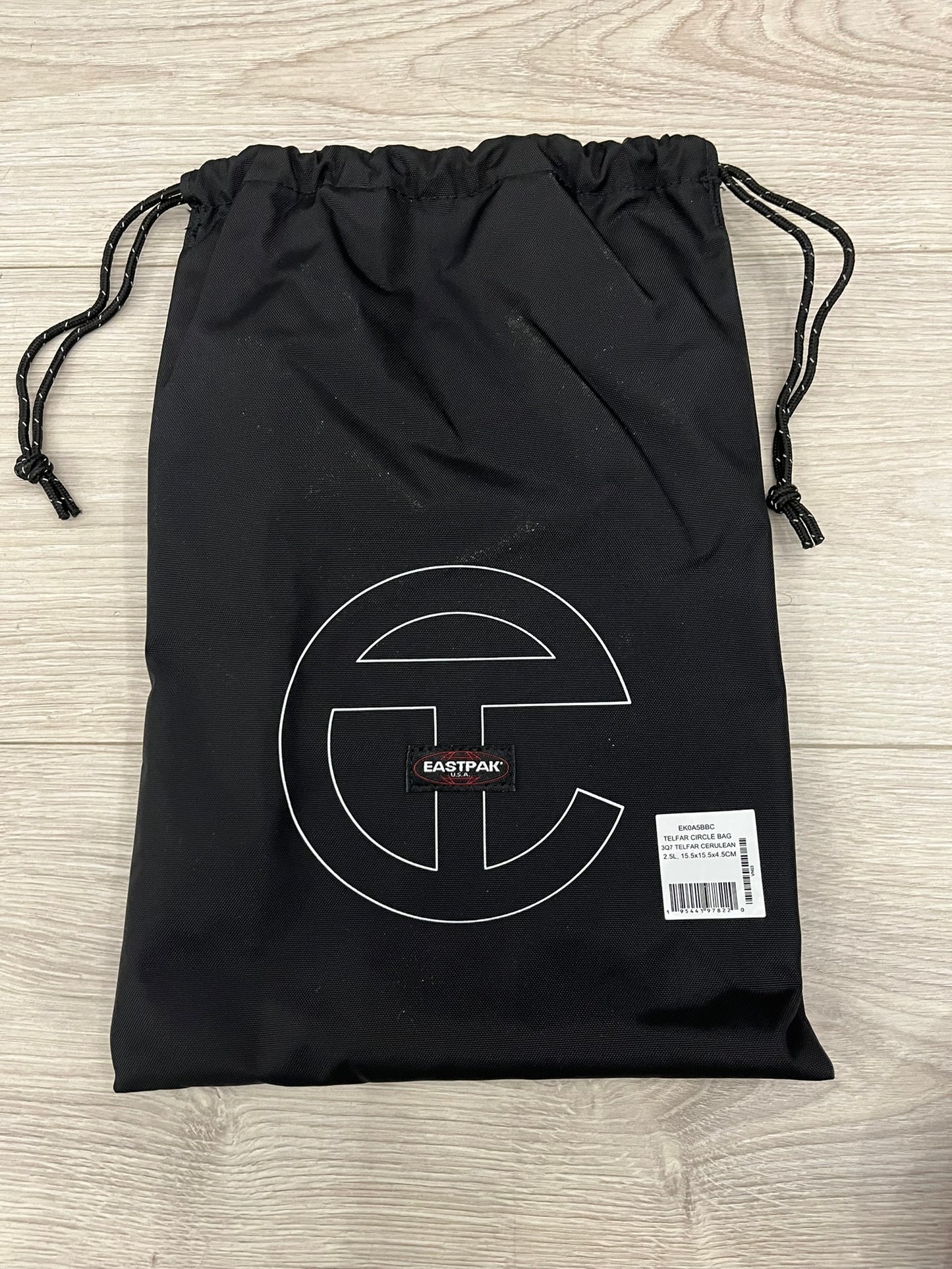 eastpak circle shoulder bag