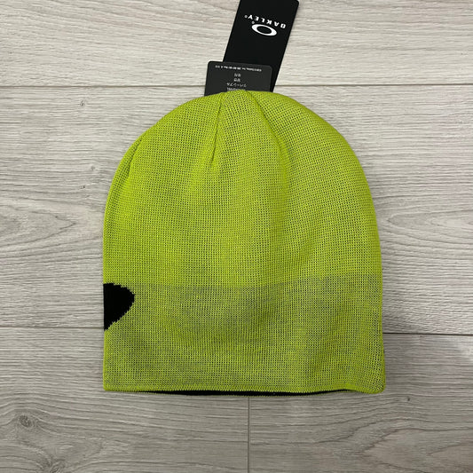 The Oakley Side Ellipse Light Green Beanie is made from soft 100% acrylic and features a black tilted O ellipse logo on the side. Designed with a reversible construction for versatile use in changing conditions. A practical and understated piece from Oakley’s performance headwear line.