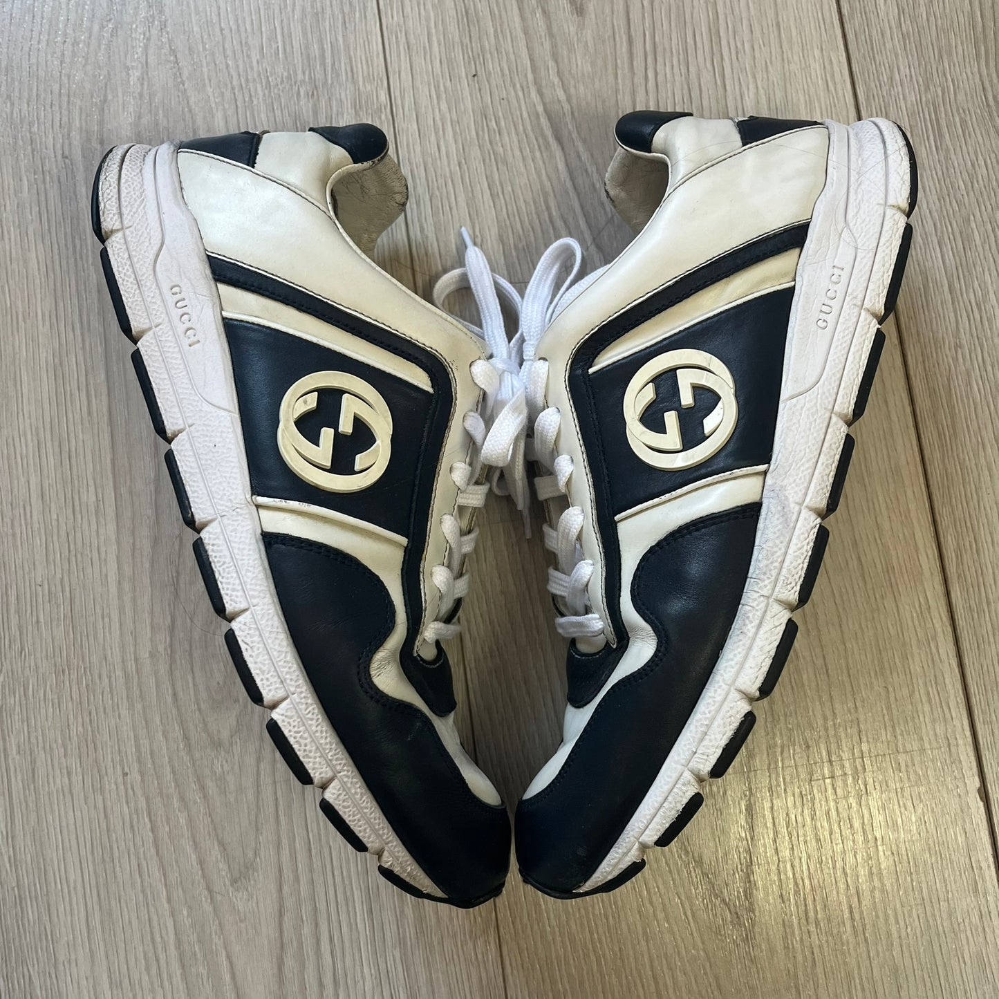 gucci interlocking gg low top sneakers