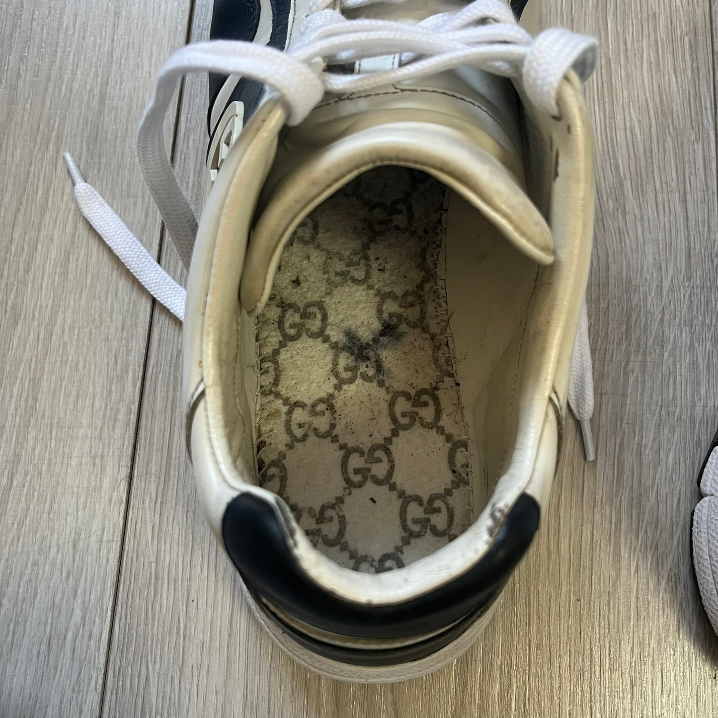 gucci interlocking gg low top sneakers