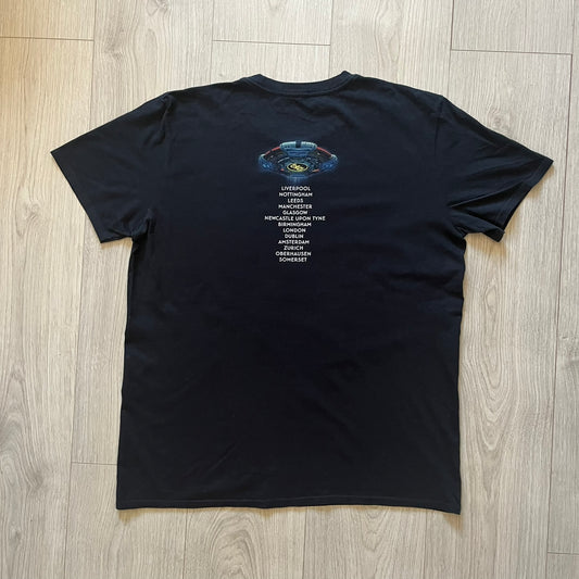 Official tour tee from Jeff Lynne’s Alone in the Universe era, released in 2015. The shirt comes in black with the album artwork printed on the front, while the back lists the 2015/2016 tour stops including London, Amsterdam, and Oberhausen