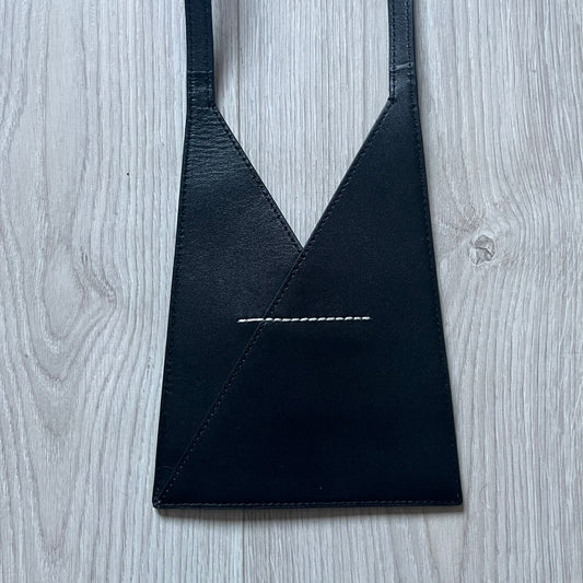 MM6 Maison Margiela Japanese 6 Accordion Phone Bag in black calf leather features a triangular silhouette, tonal stitching, and a single shoulder strap. Compact and structured, this Italian-made bag offers over-the-shoulder or crossbody wear, from the AW22 collection.