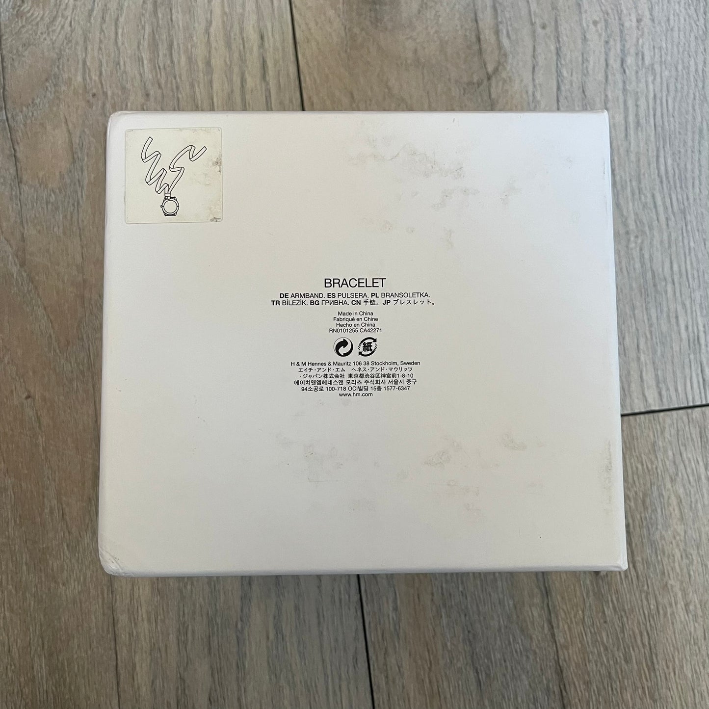 MM6 Maison Margiela White Side Cardholder is a white leather cardholder from MM6 Maison Margiela featuring a horizontal layout with a top zip compartment for coins. The side includes four card slots, while the front displays a mirrored Maison Margiela 6 logo. The item comes with original box and tags.