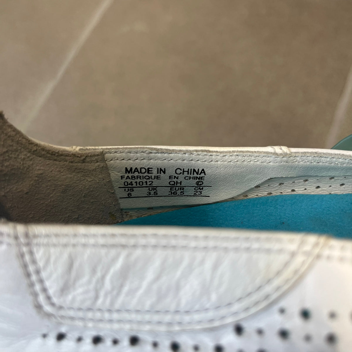 Nike City Knife 3 Barrette 2004 White Flats is a rare, packable hybrid ballet flat and athletic shoe designed by Michael DiTullo, blending a low-profile ballet-flat silhouette with technical mesh and ventilation. The white upper features perforated detailing, a small Nike Swoosh, and blue accents on the rubber top lines, interior, and sole.