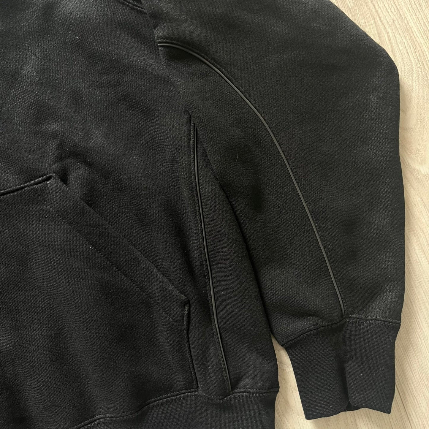Nike x Nocta Fleece CS Hoodie in Black combines Drake’s refined streetwear vision with Nike’s premium craftsmanship. Made from an ultra-soft fleece blend, it features reflective piping, a silicone Swoosh logo and discreet NOCTA branding. With an adjustable hood, kangaroo pocket, and hidden zip pocket, this piece balances luxury comfort and technical precision.