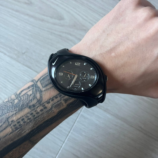 The Nike Triax Swift 3i WR0091 combines futuristic style with functionality. Fully blacked-out construction with silver accents, mineral crystal face and a striking oversized case. Includes day/date display and 100m water resistance. Comes with the original Nike Timing box/papers.