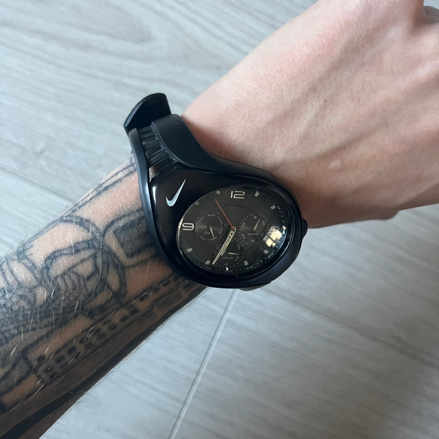 The Nike Triax Swift 3i WR0091 combines futuristic style with functionality. Fully blacked-out construction with silver accents, mineral crystal face and a striking oversized case. Includes day/date display and 100m water resistance. Comes with the original Nike Timing box/papers.