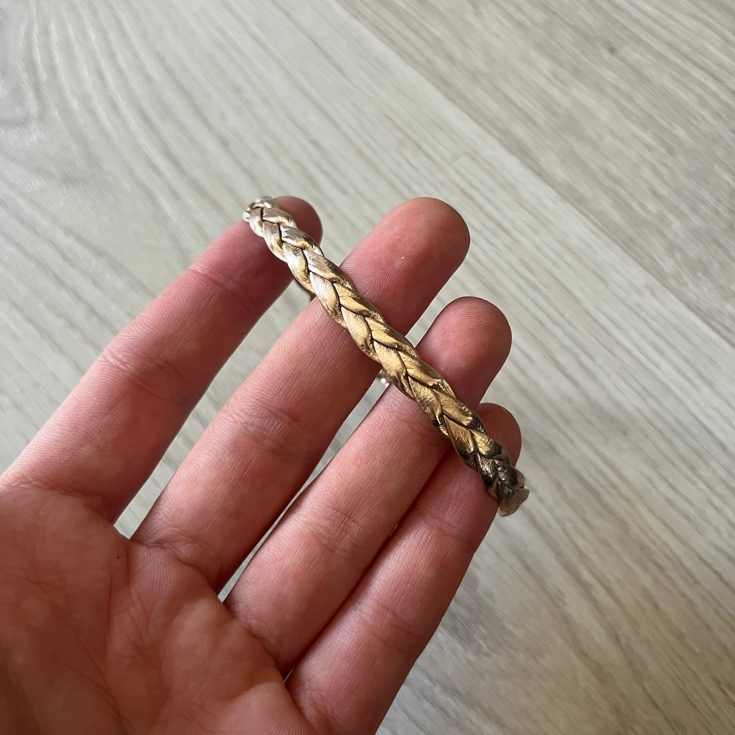 Set of four Rocawear bracelets, each with distinct design elements. Highlights include a “Girl Power” cube bracelet, a burgundy string with gold chain and pearl/zirconia charms, and two simple rose gold bands. Comes presented in a holographic silver box, ideal for collectors or as a stylish accessory set.