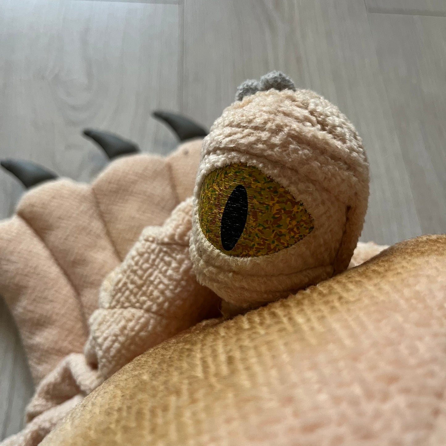 Vintage 1990s Star Wars backpack shaped like Jar Jar Binks’ head, complete with oversized ears for a playful, collectible design. This nostalgic piece captures the quirky charm of the character while offering functional storage. A rare, fun accessory for fans of classic Star Wars memorabilia.