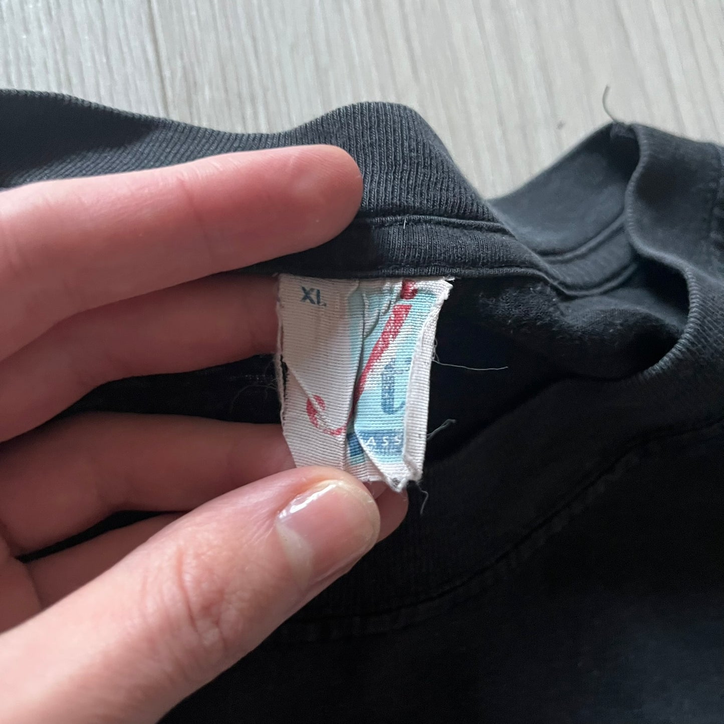 Black Warner Bros 1996 Daffy Duck ‘Very Short Fuse’ Tee showcasing a classic angry Daffy graphic and yellow text on the front. Vintage 1996 licensed Warner Bros merchandise with high-quality print details.