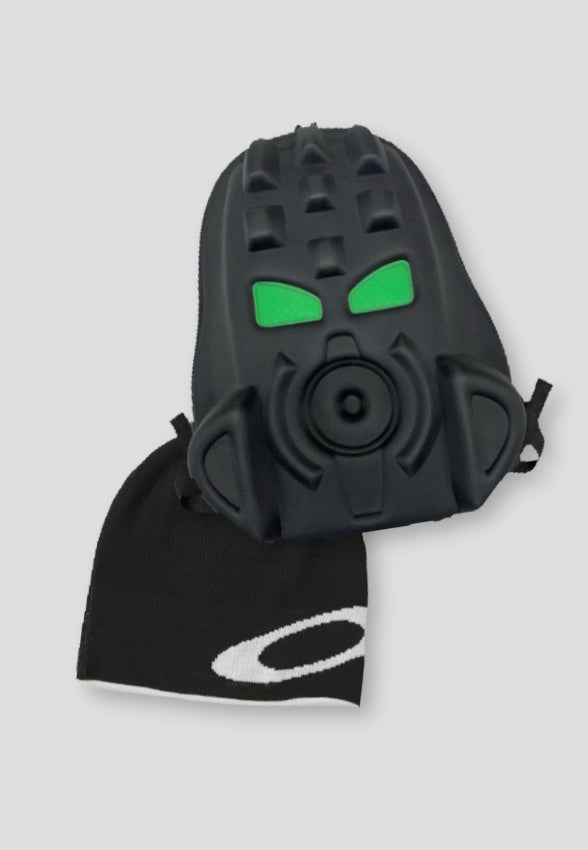 Explore the Accessories section at único13 - a curated selection of bags, hats, wallets, jewelry, watches, and more. From timeless designs to rare statement pieces, every accessory is handpicked to complement our collection of streetwear, vintage, and high-end fashion. Discover the finishing touches that elevate your look, from designer belts to rare sunglasses and collectible keychains.