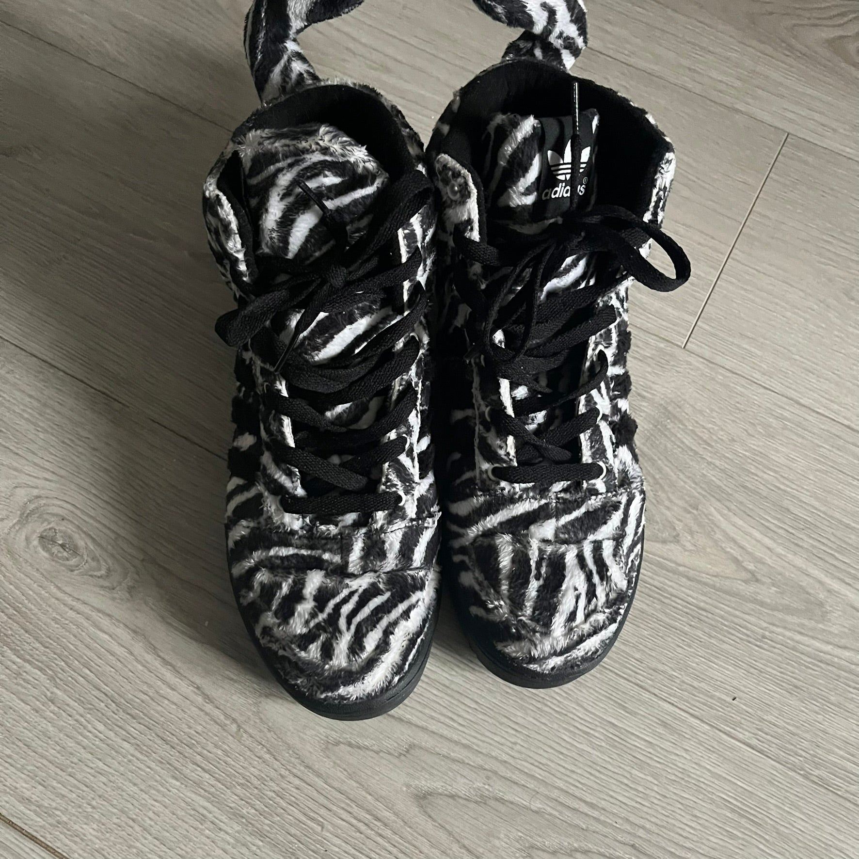 adidas gazelle silver green womens Adidas Jeremy Scott Zebra Black & White Sneakers – único13
