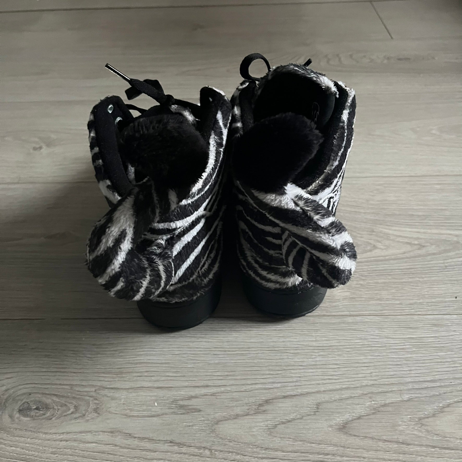 Adidas Jeremy Scott Zebra Black & White Sneakers – único13
