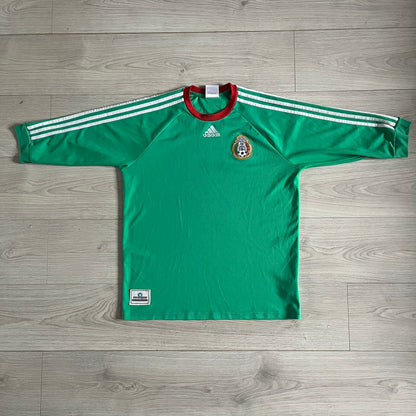 Adidas 2007-08 Mexico Powerade Limited Edition 3/4 Tee in green with red collar and white Adidas sleeve stripes. Features embroidered Adidas logo beneath the neck, Mexico crest on the heart, and a “Powerade Edición Especial” patch at the lower front. Extremely rare, issued only to select Coca-Cola store owners in Mexico.