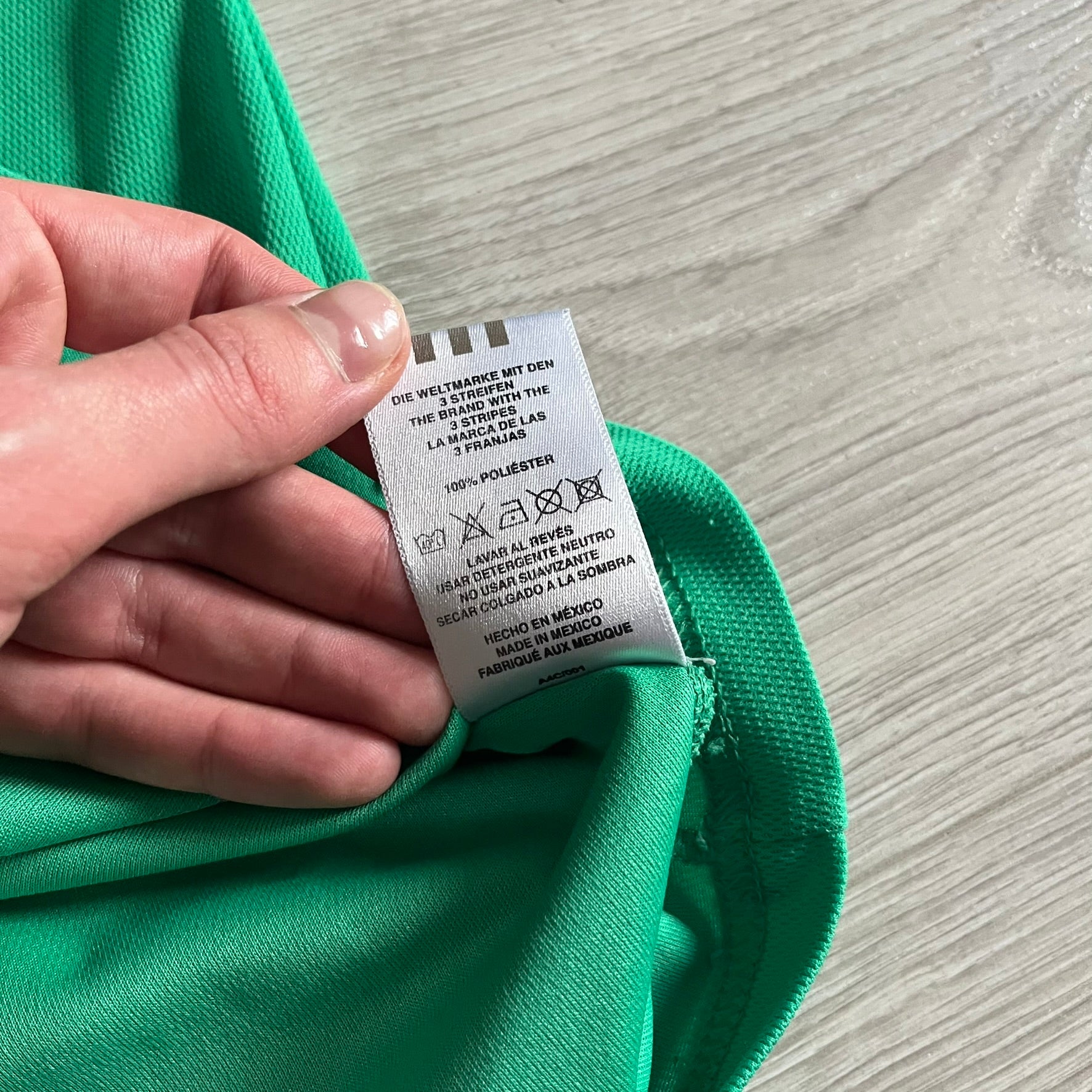 Adidas 2007-08 Mexico Powerade Limited Edition 3/4 Tee in green with red collar and white Adidas sleeve stripes. Features embroidered Adidas logo beneath the neck, Mexico crest on the heart, and a “Powerade Edición Especial” patch at the lower front. Extremely rare, issued only to select Coca-Cola store owners in Mexico.