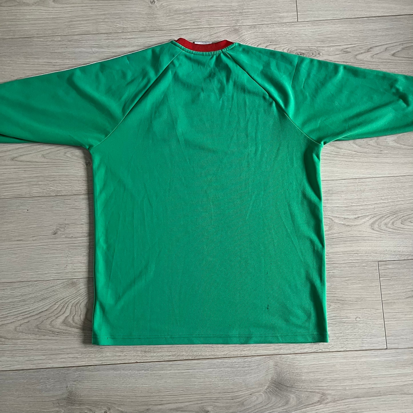 Adidas 2007-08 Mexico Powerade Limited Edition 3/4 Tee in green with red collar and white Adidas sleeve stripes. Features embroidered Adidas logo beneath the neck, Mexico crest on the heart, and a “Powerade Edición Especial” patch at the lower front. Extremely rare, issued only to select Coca-Cola store owners in Mexico.