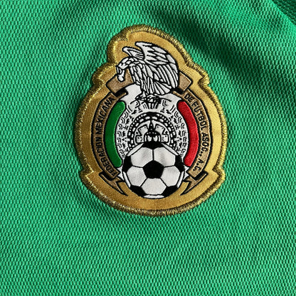 Adidas 2007-08 Mexico Powerade Limited Edition 3/4 Tee in green with red collar and white Adidas sleeve stripes. Features embroidered Adidas logo beneath the neck, Mexico crest on the heart, and a “Powerade Edición Especial” patch at the lower front. Extremely rare, issued only to select Coca-Cola store owners in Mexico.