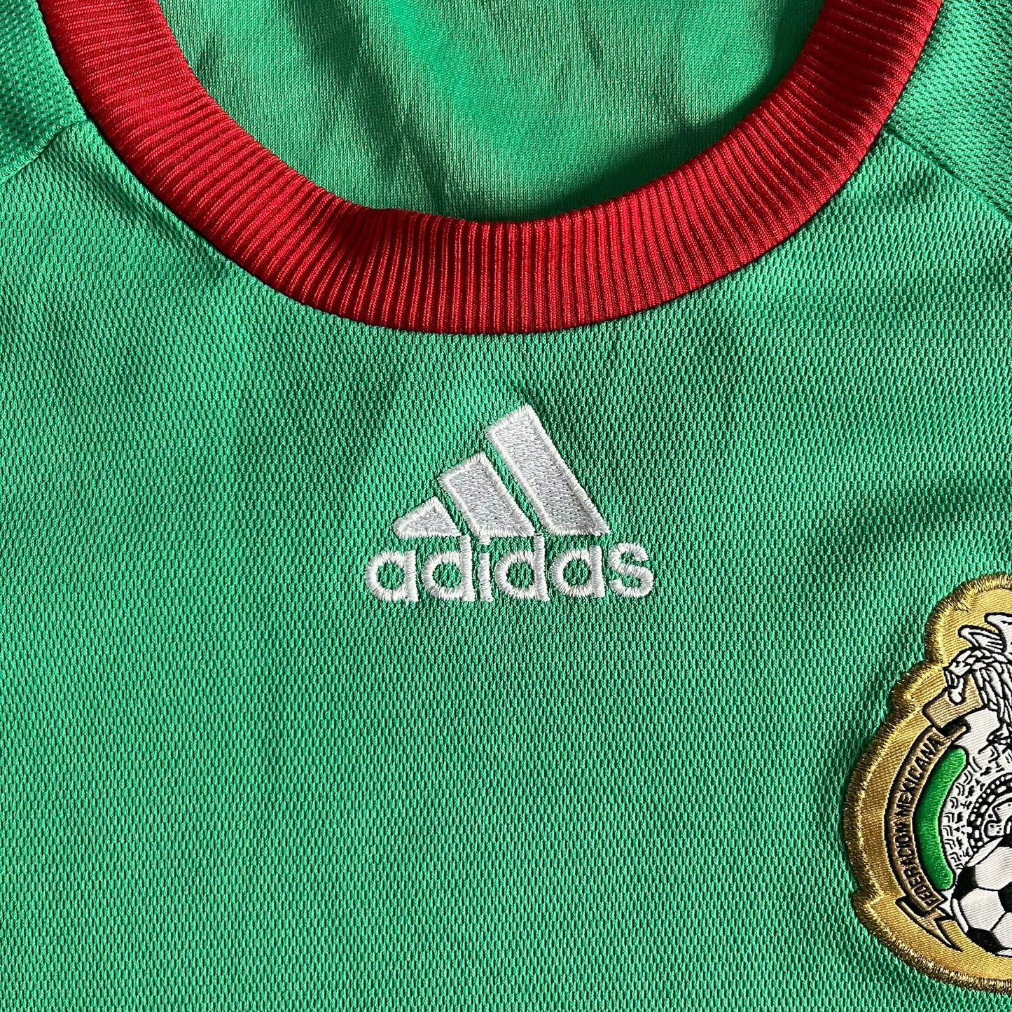 Adidas 2007-08 Mexico Powerade Limited Edition 3/4 Tee in green with red collar and white Adidas sleeve stripes. Features embroidered Adidas logo beneath the neck, Mexico crest on the heart, and a “Powerade Edición Especial” patch at the lower front. Extremely rare, issued only to select Coca-Cola store owners in Mexico.