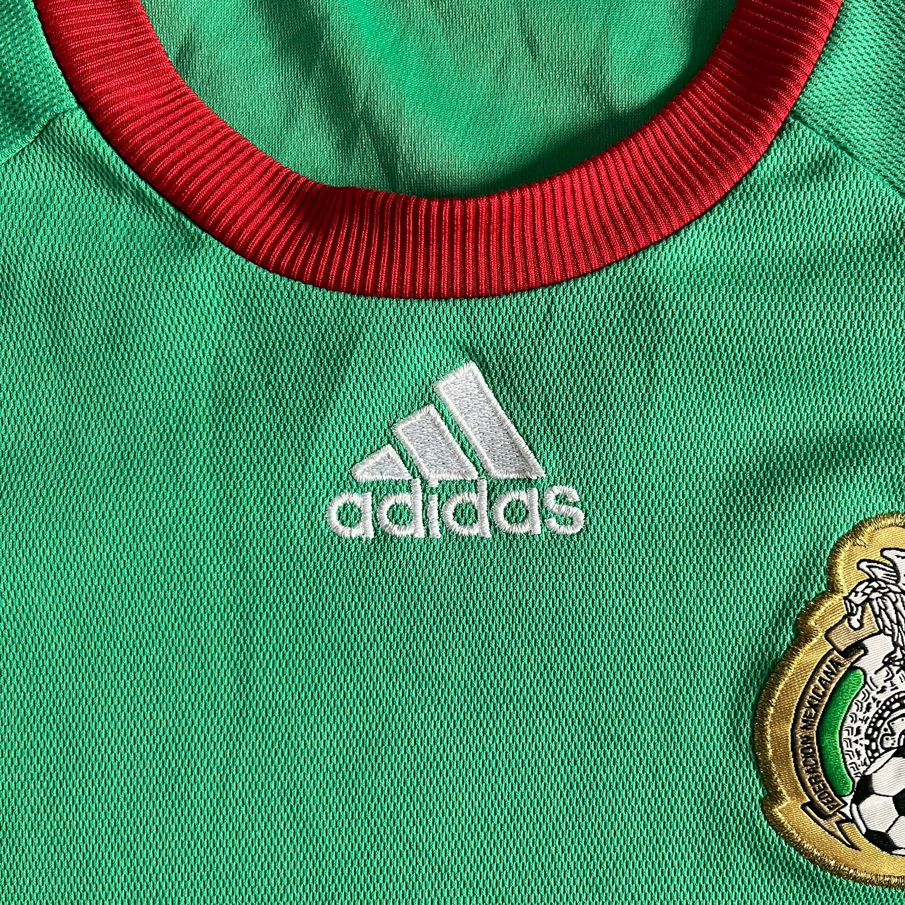 Adidas 2007-08 Mexico Powerade Limited Edition 3/4 Tee in green with red collar and white Adidas sleeve stripes. Features embroidered Adidas logo beneath the neck, Mexico crest on the heart, and a “Powerade Edición Especial” patch at the lower front. Extremely rare, issued only to select Coca-Cola store owners in Mexico.