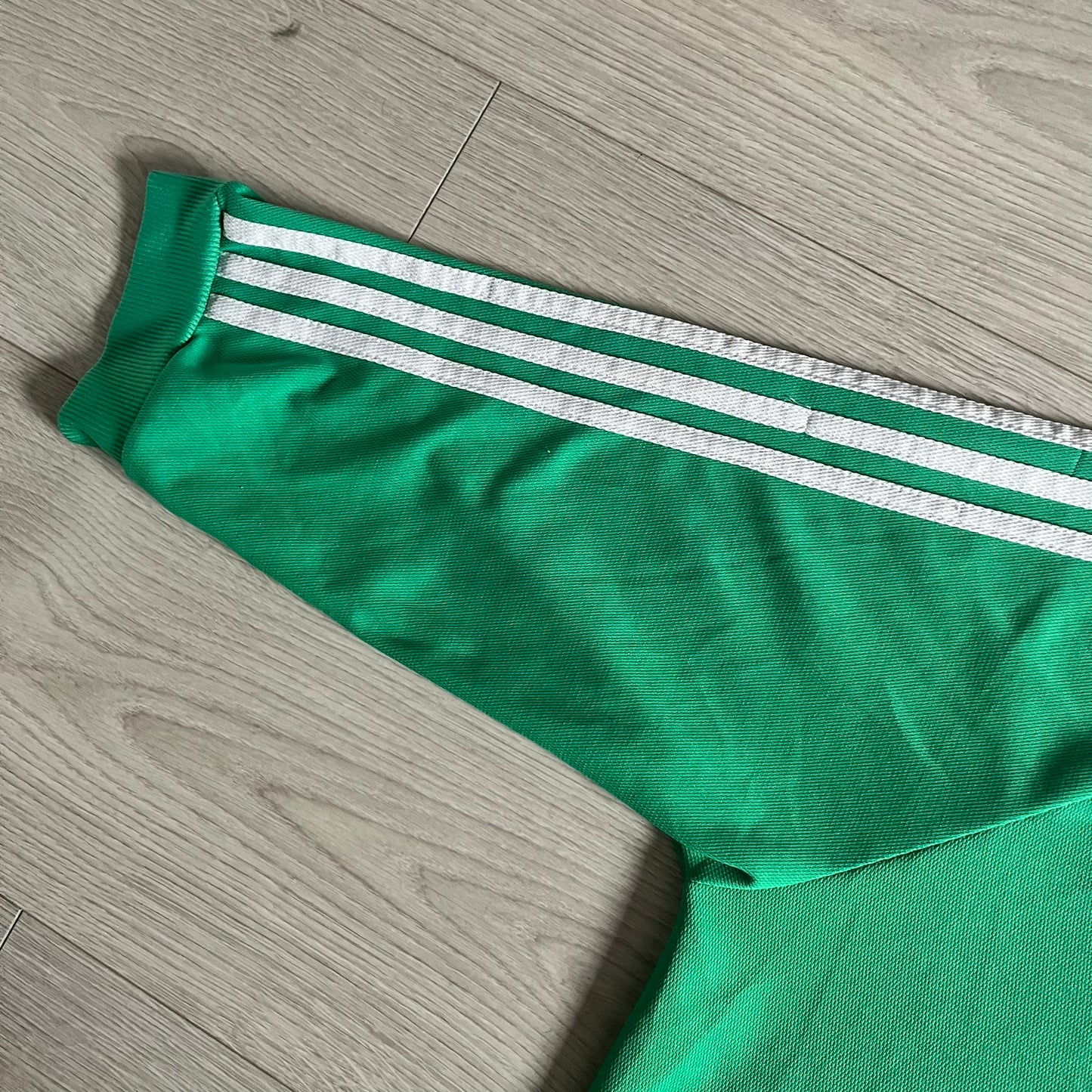 Adidas 2007-08 Mexico Powerade Limited Edition 3/4 Tee in green with red collar and white Adidas sleeve stripes. Features embroidered Adidas logo beneath the neck, Mexico crest on the heart, and a “Powerade Edición Especial” patch at the lower front. Extremely rare, issued only to select Coca-Cola store owners in Mexico.