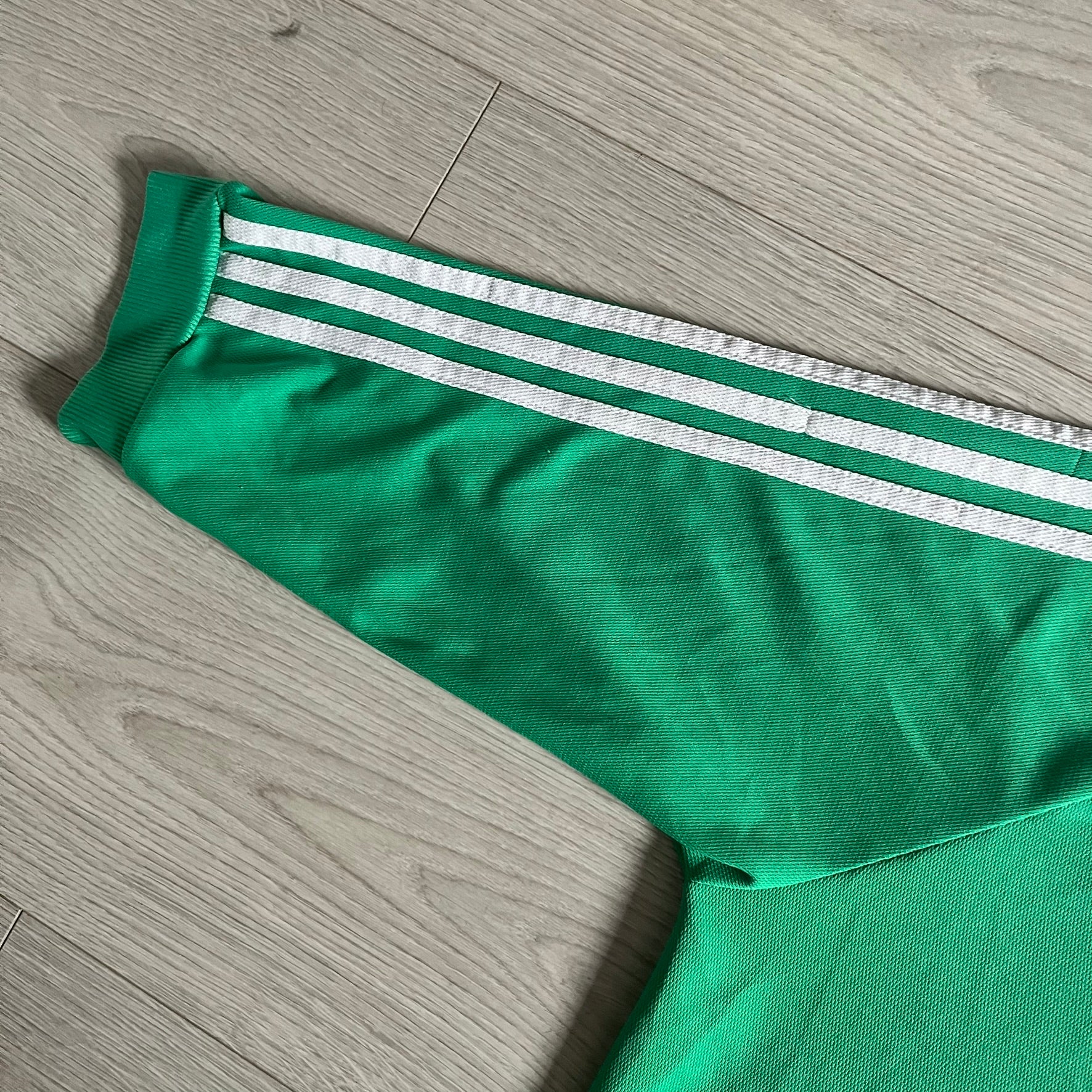 Adidas 2007-08 Mexico Powerade Limited Edition 3/4 Tee in green with red collar and white Adidas sleeve stripes. Features embroidered Adidas logo beneath the neck, Mexico crest on the heart, and a “Powerade Edición Especial” patch at the lower front. Extremely rare, issued only to select Coca-Cola store owners in Mexico.