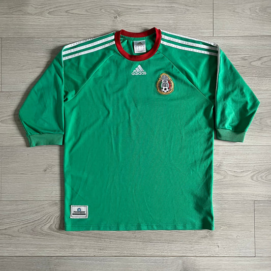 Adidas 2007-08 Mexico Powerade Limited Edition 3/4 Tee in green with red collar and white Adidas sleeve stripes. Features embroidered Adidas logo beneath the neck, Mexico crest on the heart, and a “Powerade Edición Especial” patch at the lower front. Extremely rare, issued only to select Coca-Cola store owners in Mexico.
