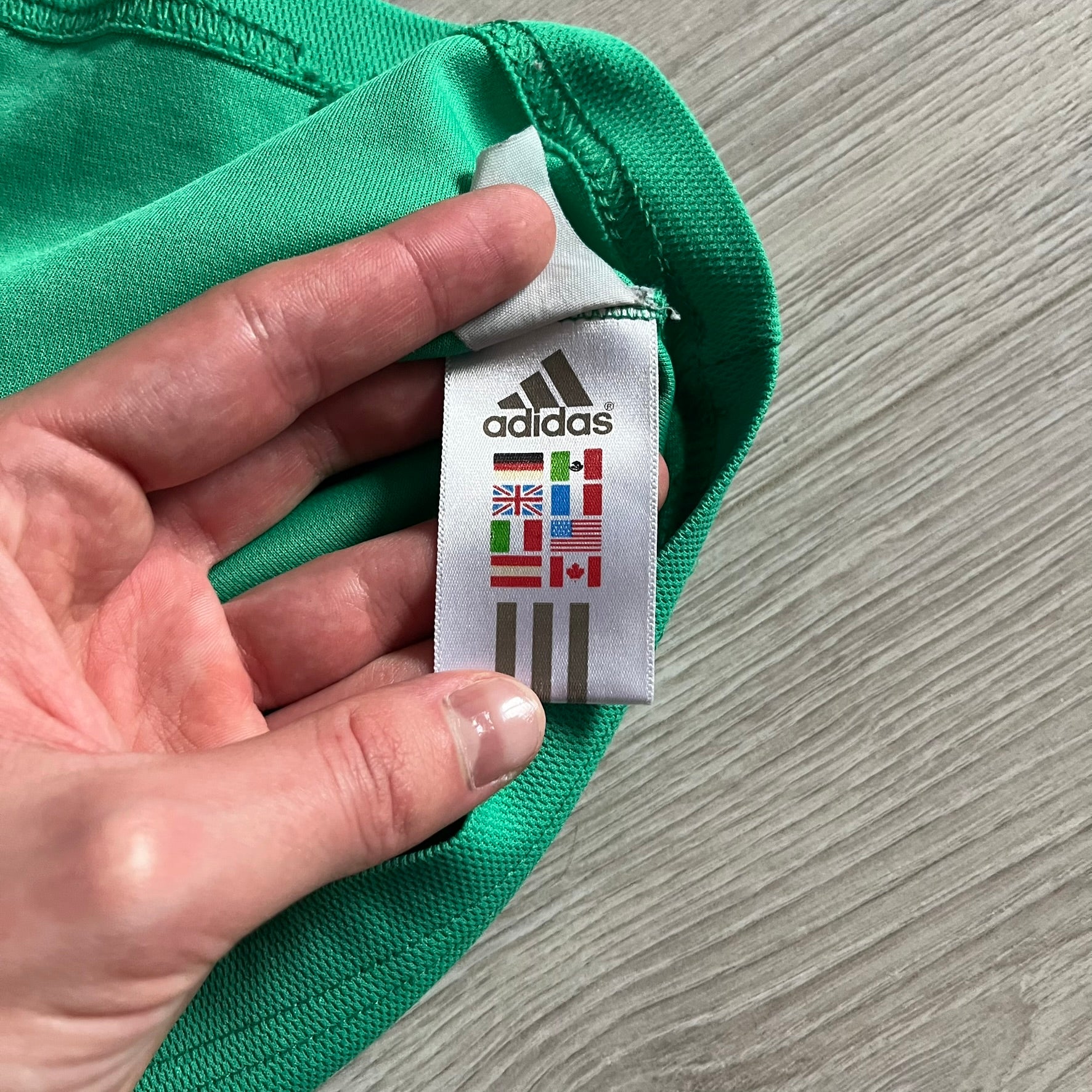 Adidas 2007-08 Mexico Powerade Limited Edition 3/4 Tee in green with red collar and white Adidas sleeve stripes. Features embroidered Adidas logo beneath the neck, Mexico crest on the heart, and a “Powerade Edición Especial” patch at the lower front. Extremely rare, issued only to select Coca-Cola store owners in Mexico.