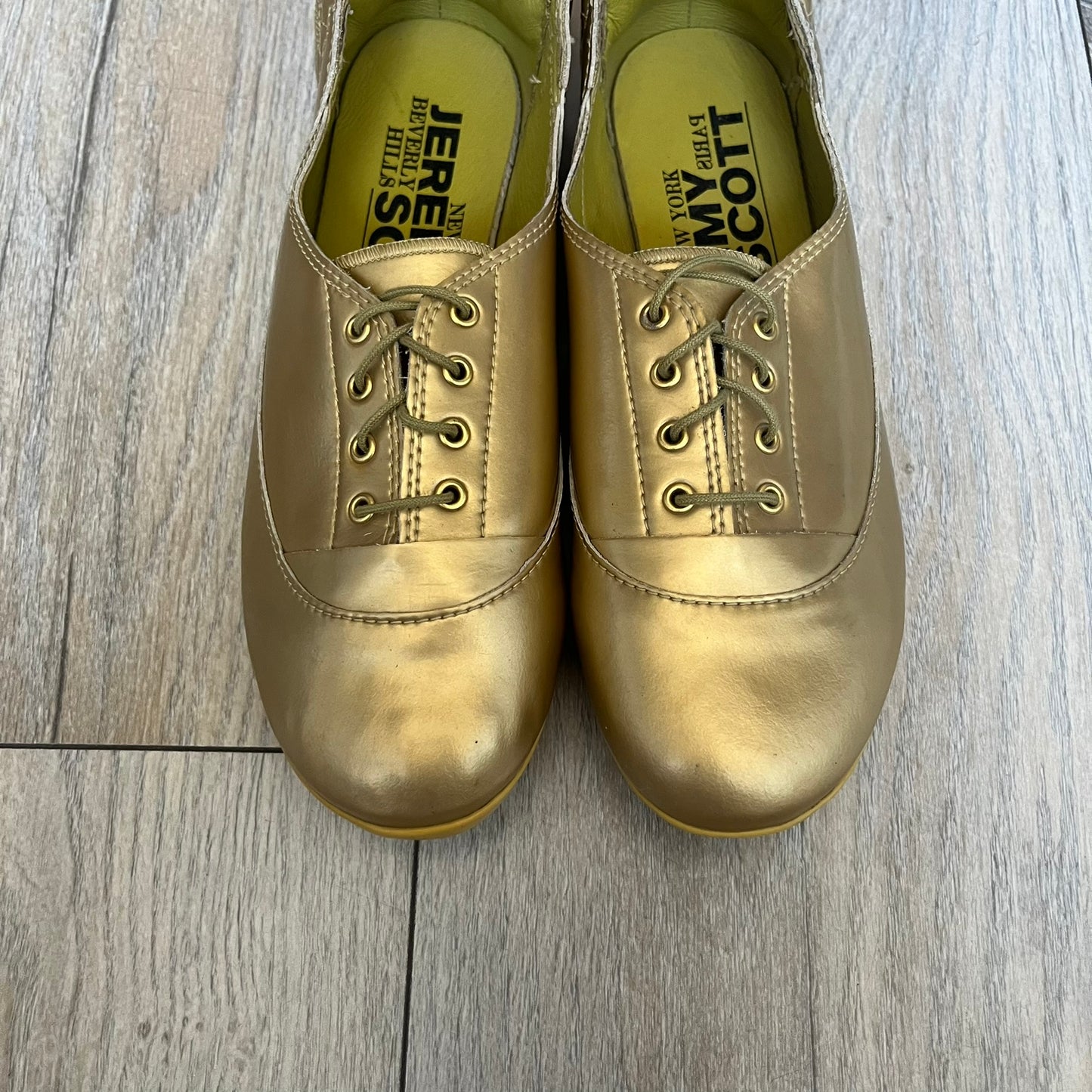 Adidas x Jeremy Scott 2011 Wings Gold Ballet Flats are a rare footwear design combining a classic ballet flat silhouette with Jeremy Scott’s signature wing motif. The shoes feature a fully metallic gold finish with visible stitching throughout the upper and wing construction. Small 3D wings extend from both sides of the heel area, creating the iconic Wings look in a streamlined form. Finished with a Trefoil Adidas logo on the back.