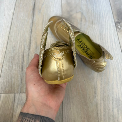 Adidas x Jeremy Scott 2011 Wings Gold Ballet Flats are a rare footwear design combining a classic ballet flat silhouette with Jeremy Scott’s signature wing motif. The shoes feature a fully metallic gold finish with visible stitching throughout the upper and wing construction. Small 3D wings extend from both sides of the heel area, creating the iconic Wings look in a streamlined form. Finished with a Trefoil Adidas logo on the back.