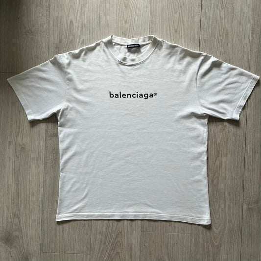 Balenciaga white copyright tee from the Autumn/Winter 2020 collection, crafted in Portugal from premium cotton. Featuring the house’s minimalist design, it’s finished with simple black “Balenciaga” text and a copyright logo on the chest. A clean and high-quality essential.