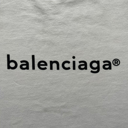Balenciaga white copyright tee from the Autumn/Winter 2020 collection, crafted in Portugal from premium cotton. Featuring the house’s minimalist design, it’s finished with simple black “Balenciaga” text and a copyright logo on the chest. A clean and high-quality essential.
