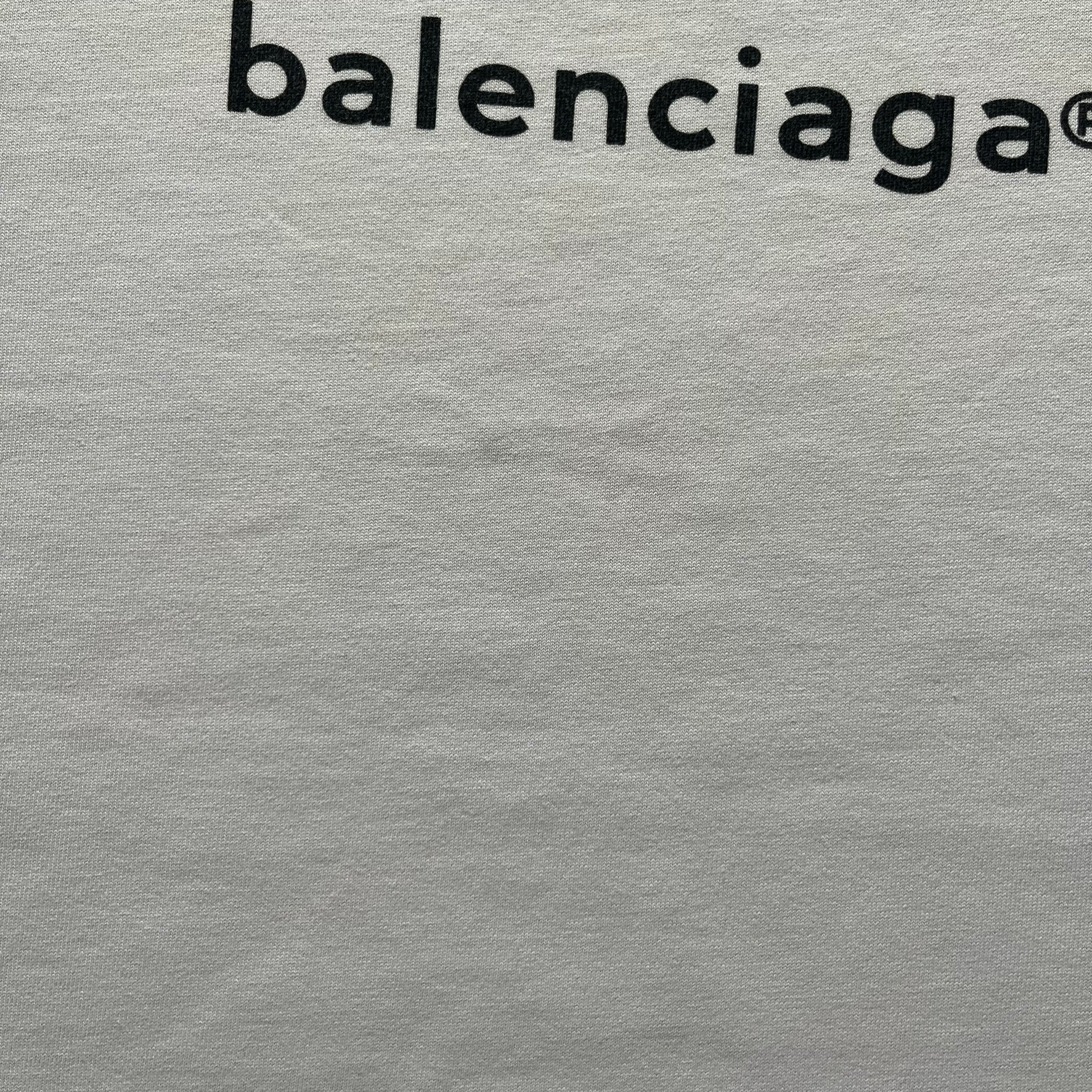 Balenciaga white copyright tee from the Autumn/Winter 2020 collection, crafted in Portugal from premium cotton. Featuring the house’s minimalist design, it’s finished with simple black “Balenciaga” text and a copyright logo on the chest. A clean and high-quality essential.