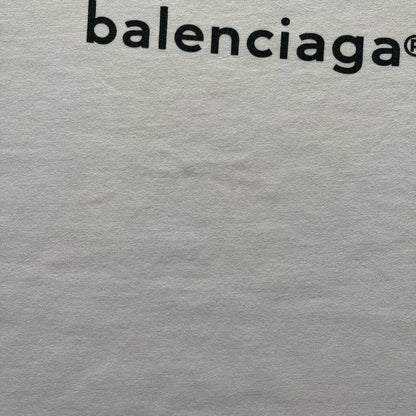 Balenciaga white copyright tee from the Autumn/Winter 2020 collection, crafted in Portugal from premium cotton. Featuring the house’s minimalist design, it’s finished with simple black “Balenciaga” text and a copyright logo on the chest. A clean and high-quality essential.