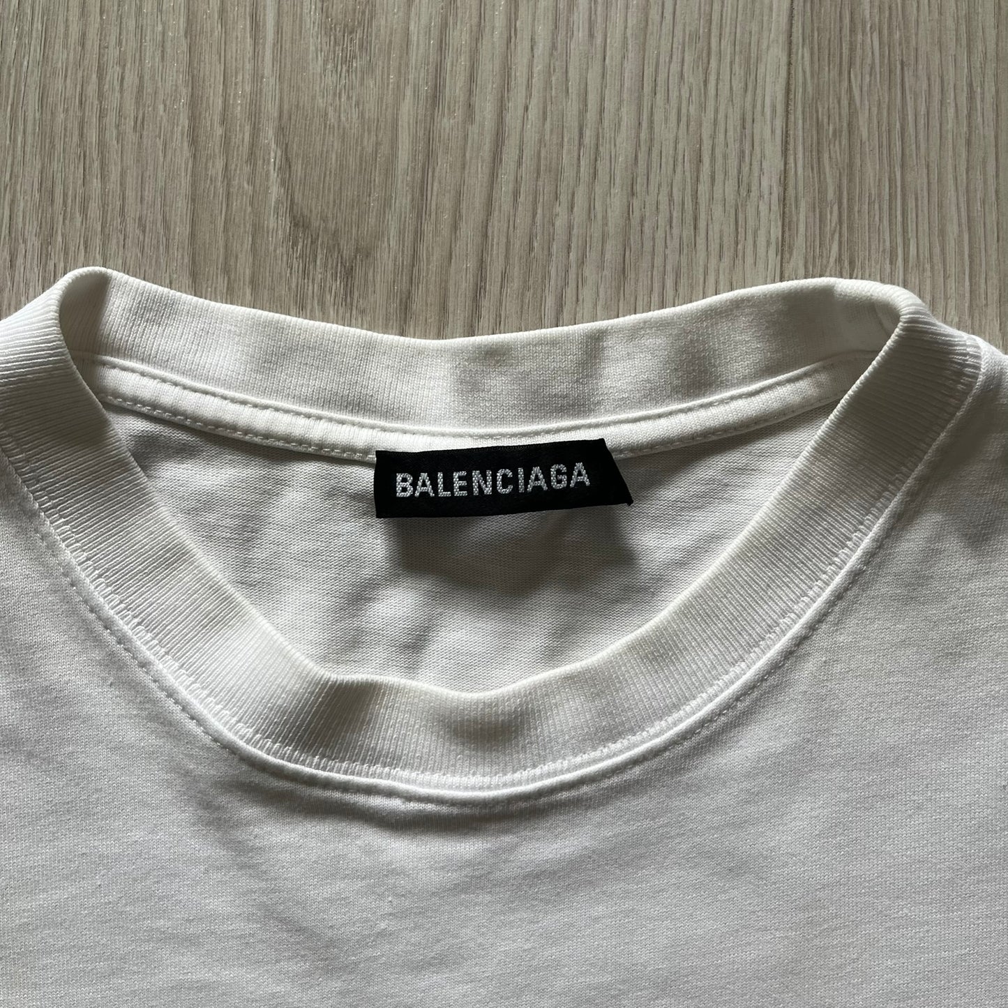 Balenciaga white copyright tee from the Autumn/Winter 2020 collection, crafted in Portugal from premium cotton. Featuring the house’s minimalist design, it’s finished with simple black “Balenciaga” text and a copyright logo on the chest. A clean and high-quality essential.