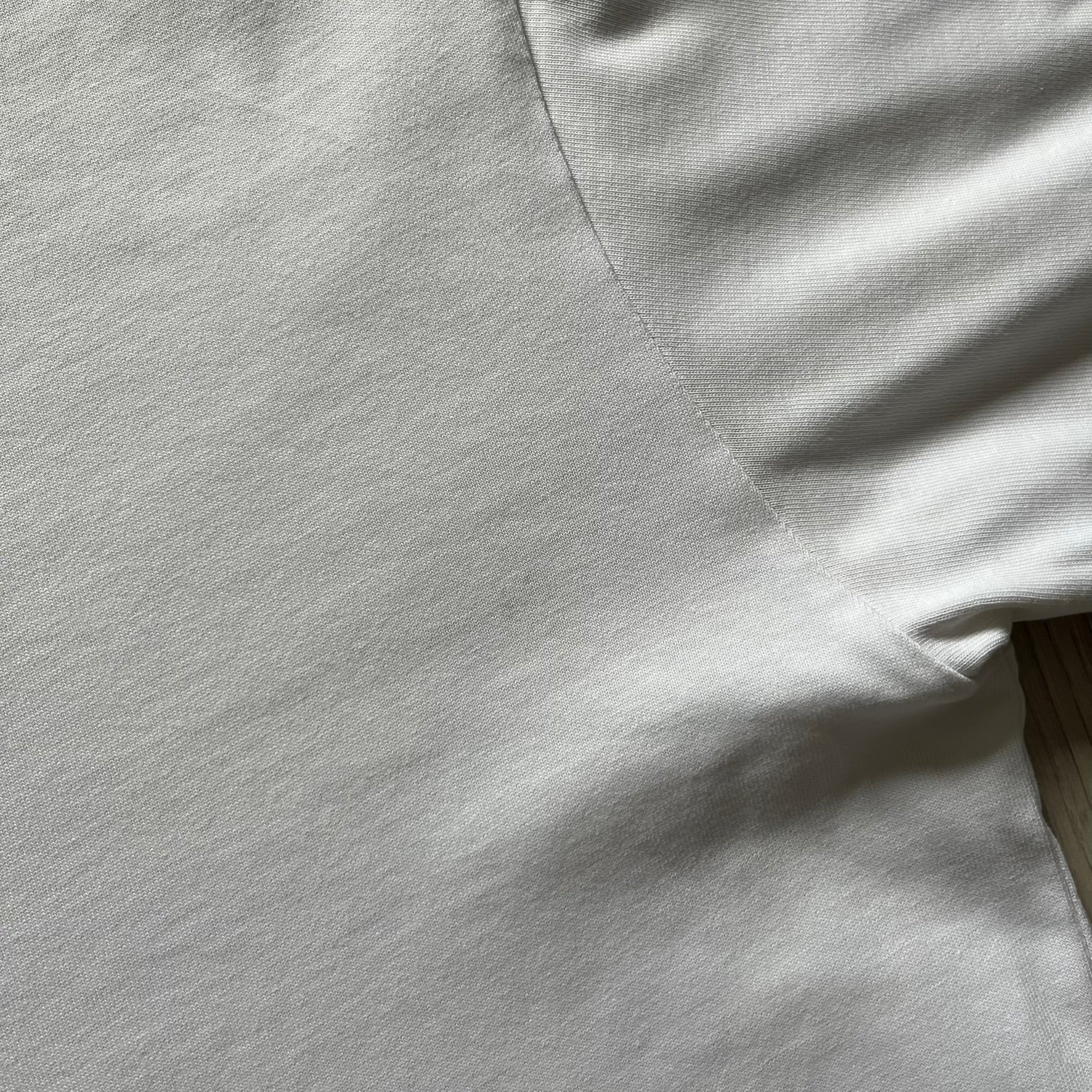 Balenciaga white copyright tee from the Autumn/Winter 2020 collection, crafted in Portugal from premium cotton. Featuring the house’s minimalist design, it’s finished with simple black “Balenciaga” text and a copyright logo on the chest. A clean and high-quality essential.