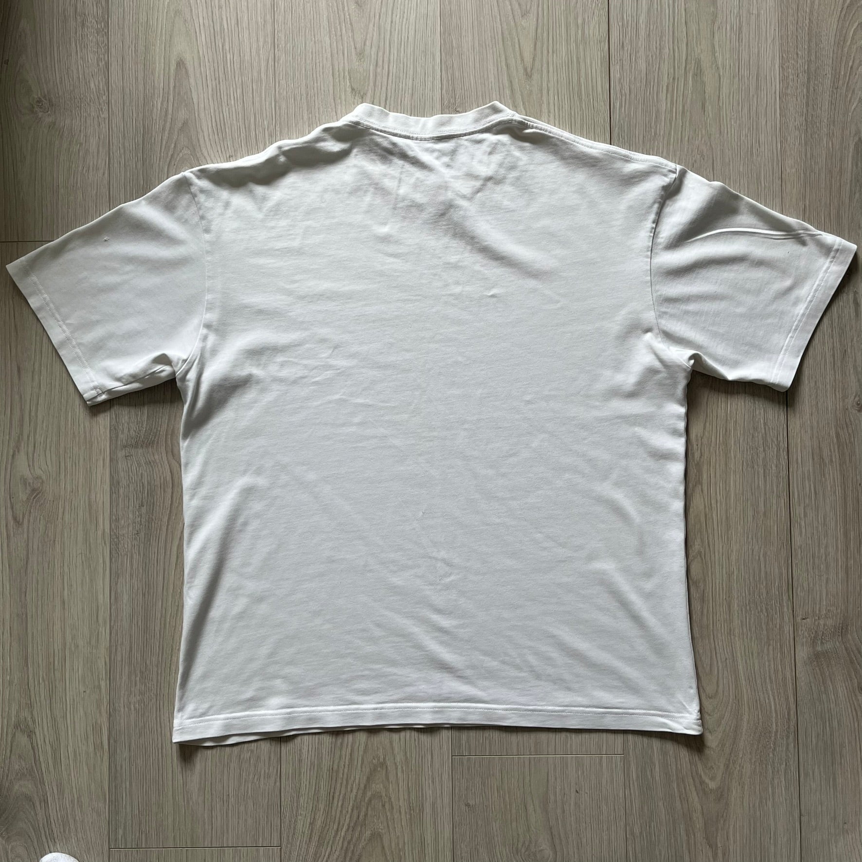 Balenciaga white copyright tee from the Autumn/Winter 2020 collection, crafted in Portugal from premium cotton. Featuring the house’s minimalist design, it’s finished with simple black “Balenciaga” text and a copyright logo on the chest. A clean and high-quality essential.