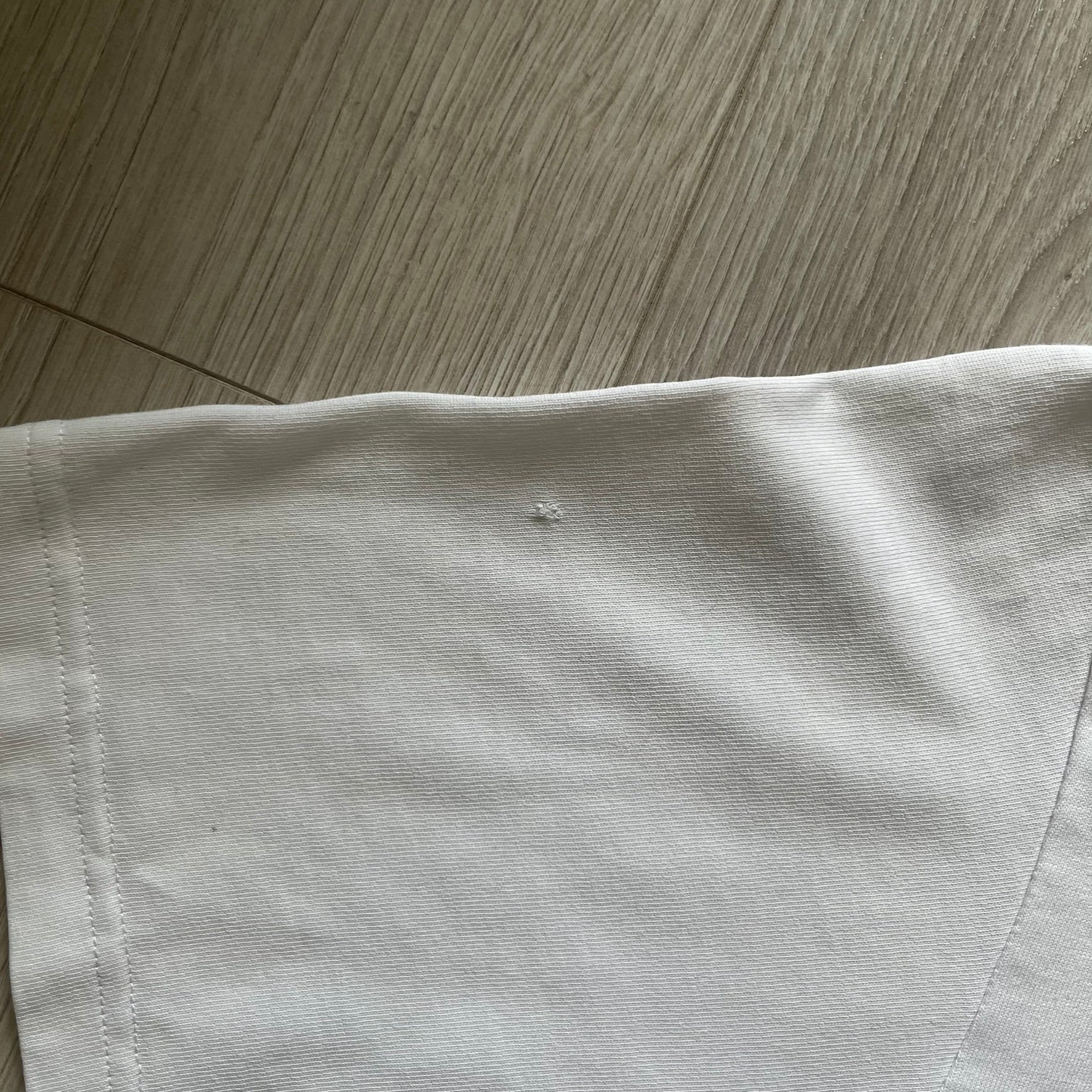 Balenciaga white copyright tee from the Autumn/Winter 2020 collection, crafted in Portugal from premium cotton. Featuring the house’s minimalist design, it’s finished with simple black “Balenciaga” text and a copyright logo on the chest. A clean and high-quality essential.