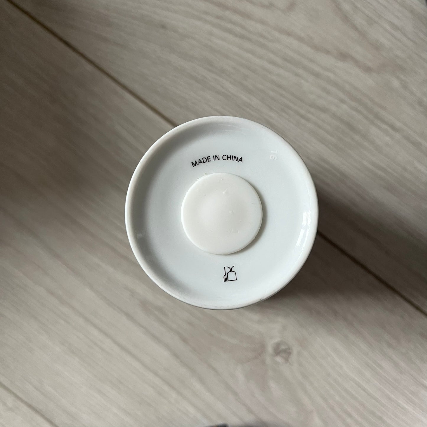 Balenciaga Dallas Black Coffee Cup crafted from glossy black porcelain with a white interior. Features a bold white Balenciaga logo with “Dallas” text underneath and a matching black rubber lid. A refined collectible showcasing everyday luxury.&nbsp;