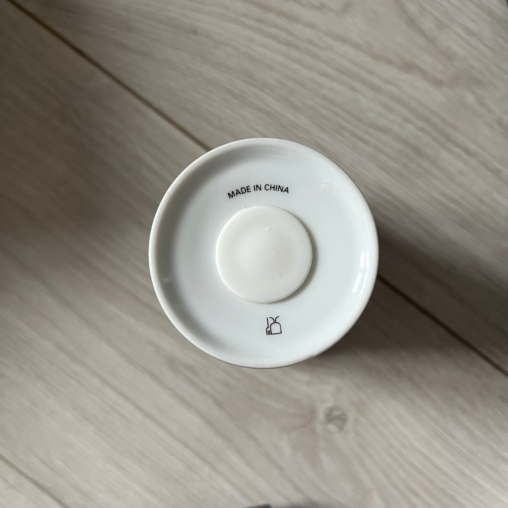 Balenciaga Dallas Black Coffee Cup crafted from glossy black porcelain with a white interior. Features a bold white Balenciaga logo with “Dallas” text underneath and a matching black rubber lid. A refined collectible showcasing everyday luxury.&nbsp;