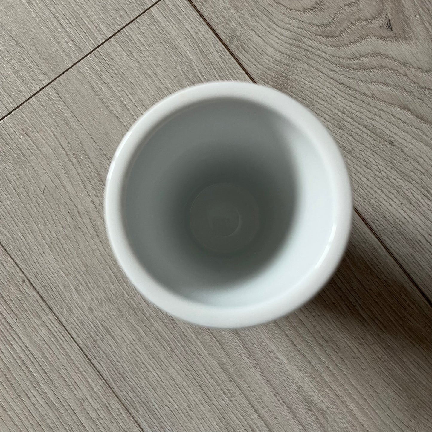 Balenciaga Dallas Black Coffee Cup crafted from glossy black porcelain with a white interior. Features a bold white Balenciaga logo with “Dallas” text underneath and a matching black rubber lid. A refined collectible showcasing everyday luxury.&nbsp;