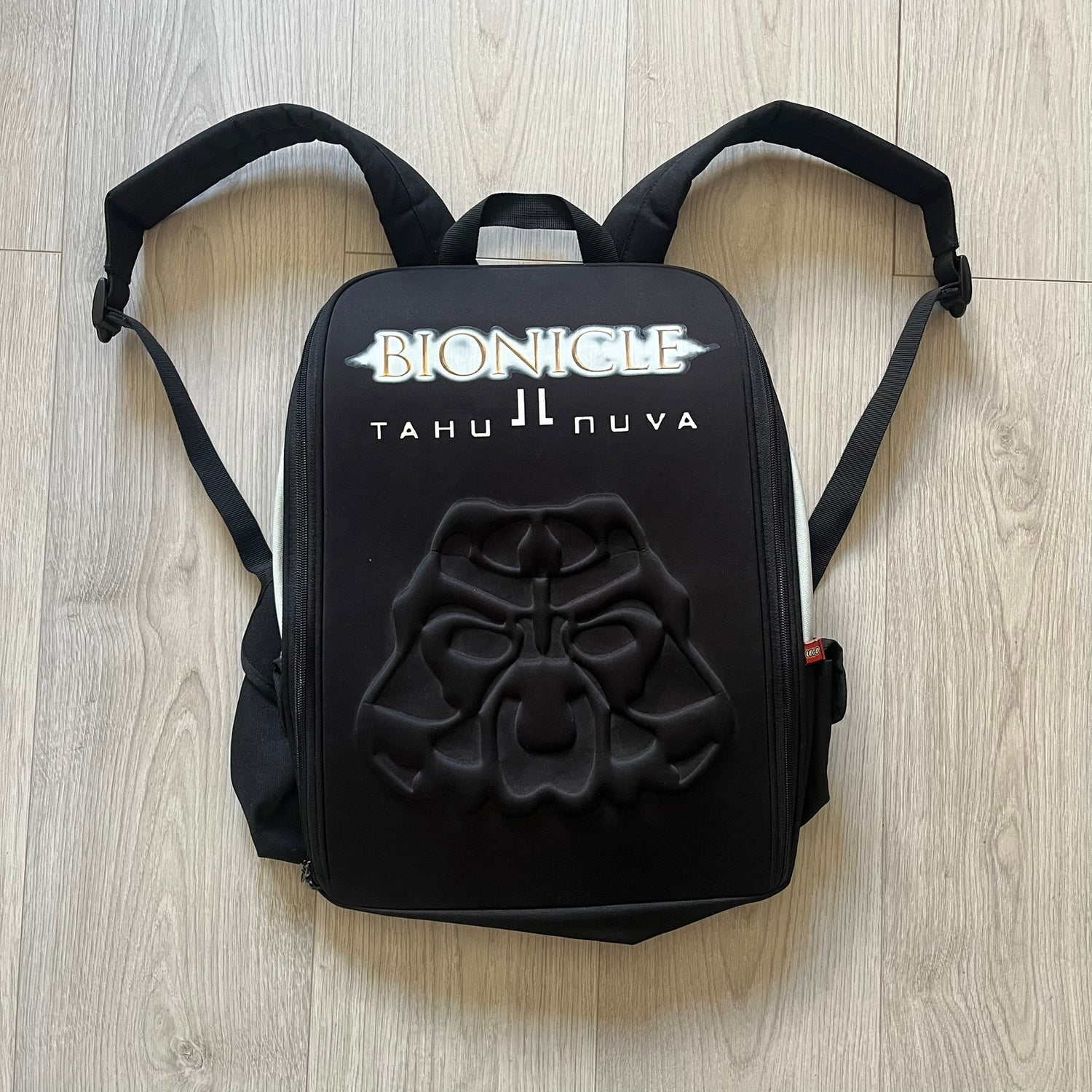  Extremely rare 2003 Bionicle Tahu Nuva backpack, produced by Kabooki for the Lego Cargo System line. The front features a large 3D molded face of Tahu Nuva, topped with a big Bionicle logo and his name underneath. Designed with one spacious main compartment and two smaller side pockets secured by velcro straps. Backpack was basically never seen online before.