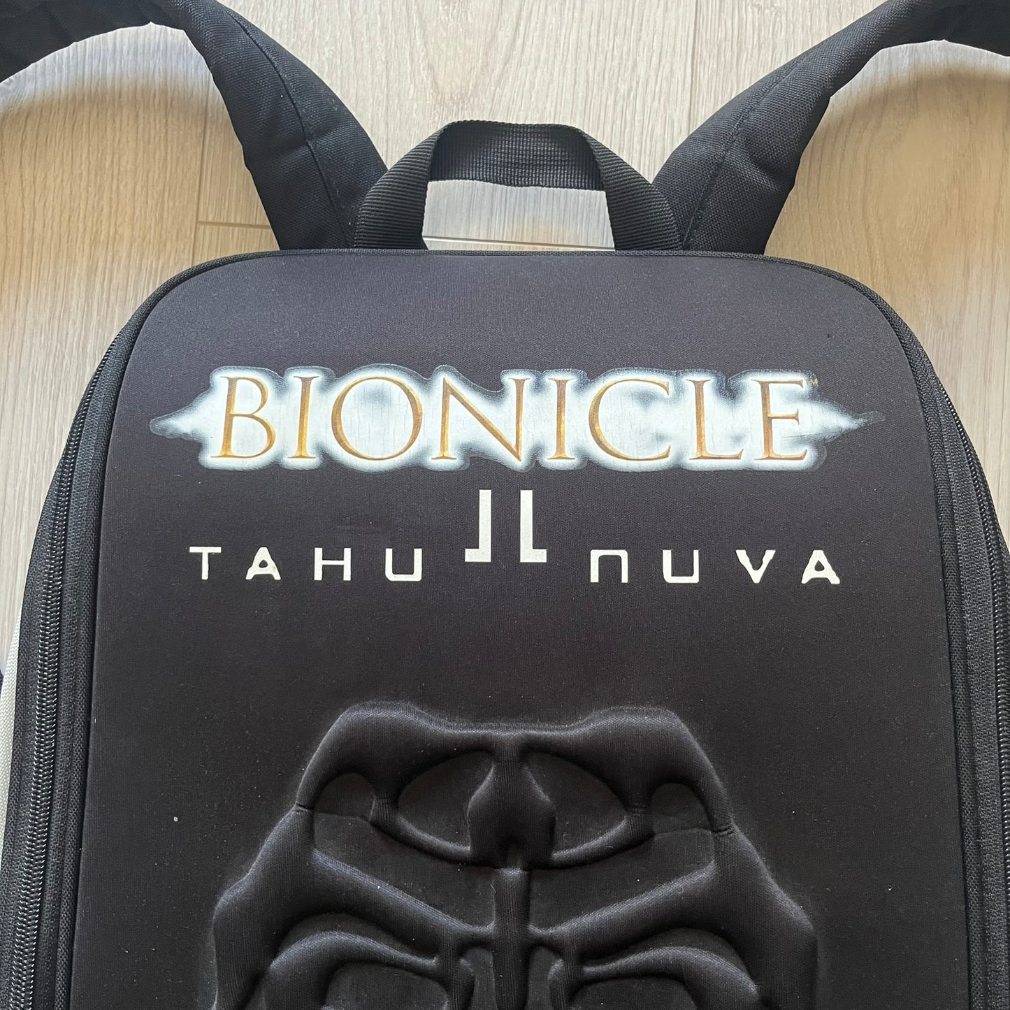  Extremely rare 2003 Bionicle Tahu Nuva backpack, produced by Kabooki for the Lego Cargo System line. The front features a large 3D molded face of Tahu Nuva, topped with a big Bionicle logo and his name underneath. Designed with one spacious main compartment and two smaller side pockets secured by velcro straps. Backpack was basically never seen online before.