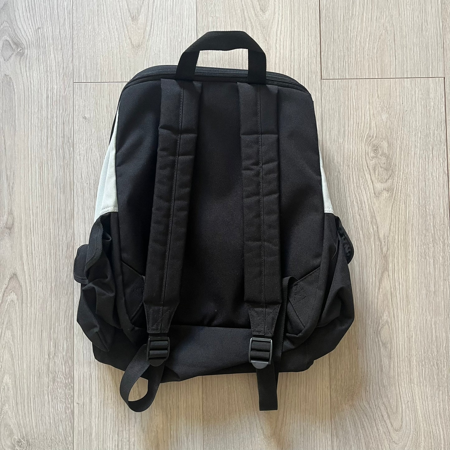  Extremely rare 2003 Bionicle Tahu Nuva backpack, produced by Kabooki for the Lego Cargo System line. The front features a large 3D molded face of Tahu Nuva, topped with a big Bionicle logo and his name underneath. Designed with one spacious main compartment and two smaller side pockets secured by velcro straps. Backpack was basically never seen online before.