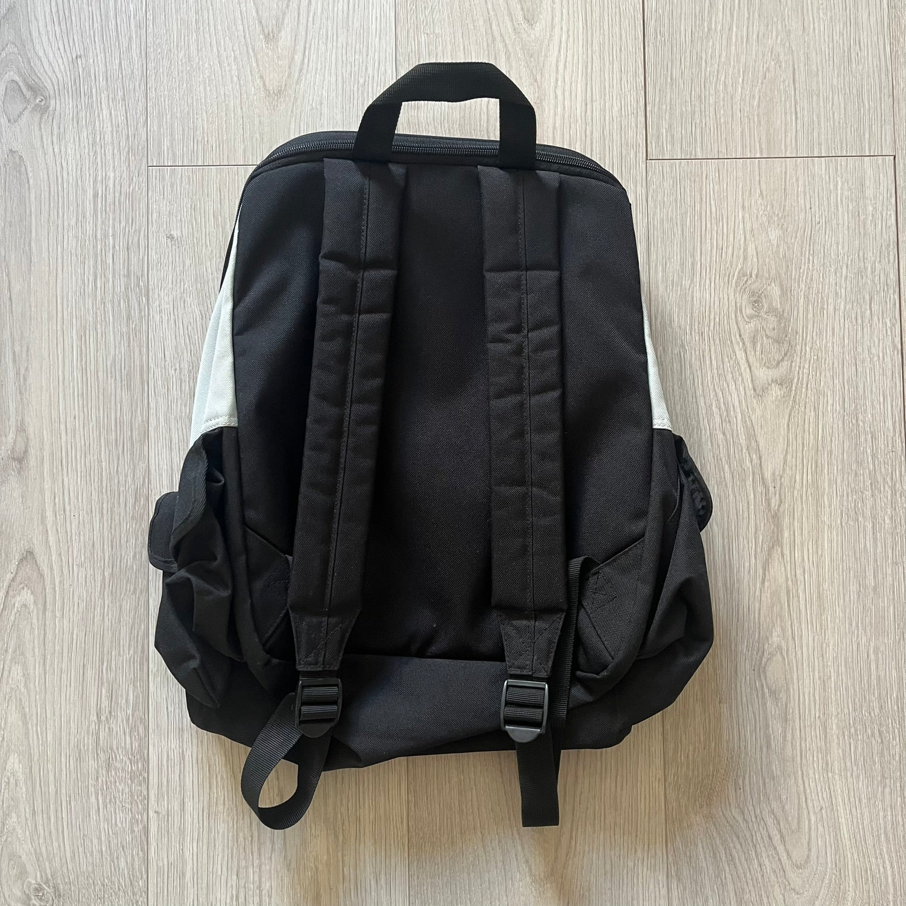  Extremely rare 2003 Bionicle Tahu Nuva backpack, produced by Kabooki for the Lego Cargo System line. The front features a large 3D molded face of Tahu Nuva, topped with a big Bionicle logo and his name underneath. Designed with one spacious main compartment and two smaller side pockets secured by velcro straps. Backpack was basically never seen online before.